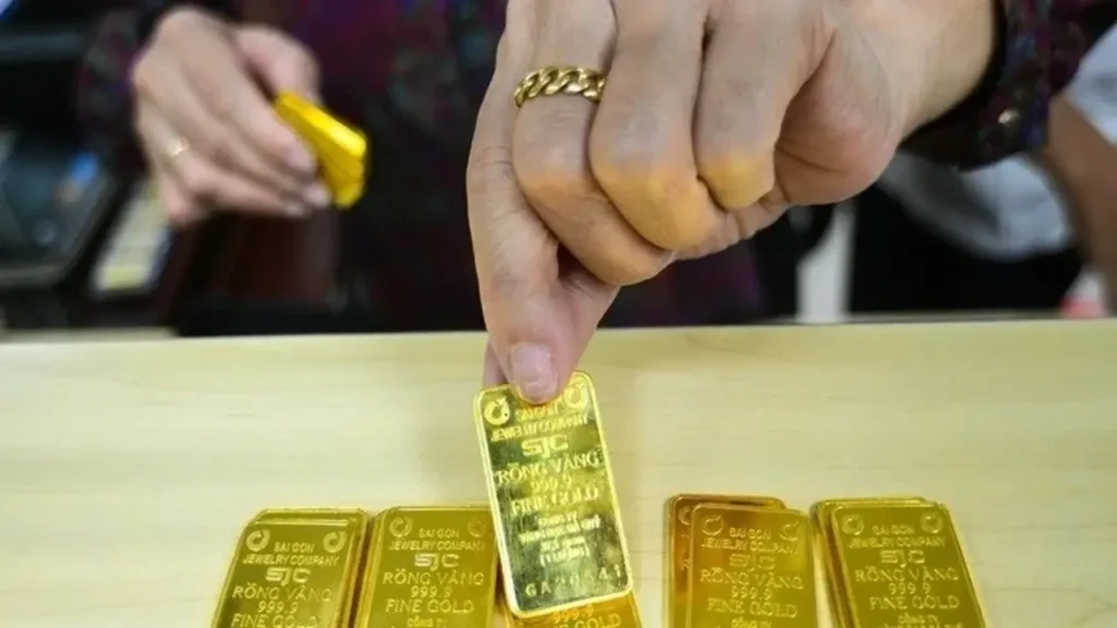 قفزة في أسعار سبائك وخواتم الذهب بقيمة 1.2 مليون دونغ فيتنامي للأونصة